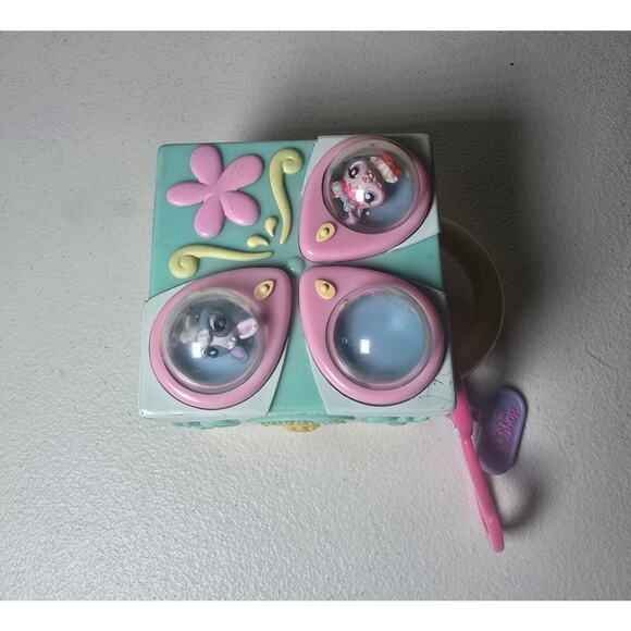 Littlest Pet Shop Teeniest Tiniiest Bunnies Playset + 2 Bunny Figures - Picture 6 of 6